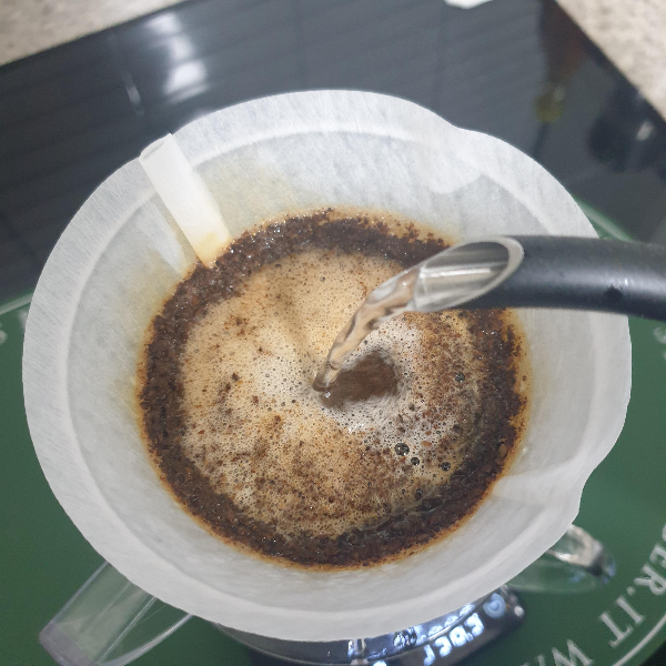 가운데로 물을 붓는 사진. 마지막 푸어는 센터 푸어다.