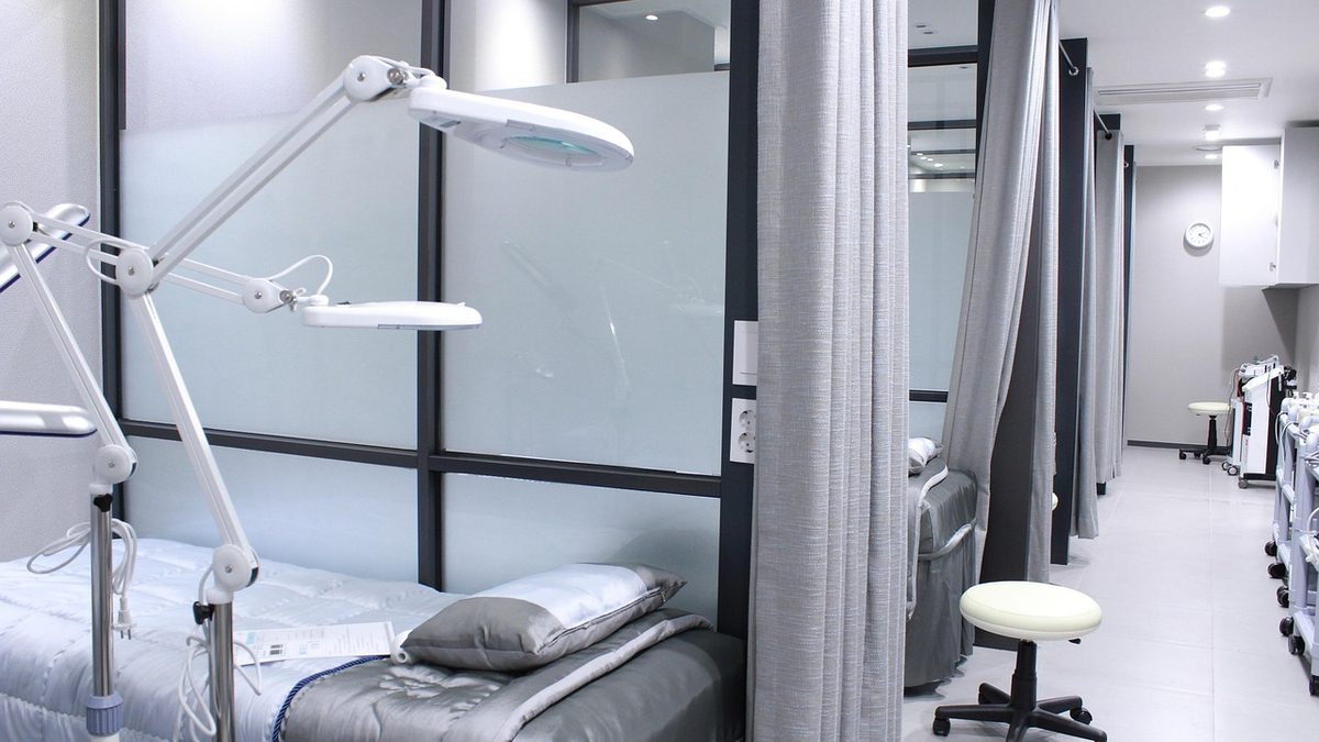 병원 물리치료실에서 조심스럽게 치료를 받는 모습