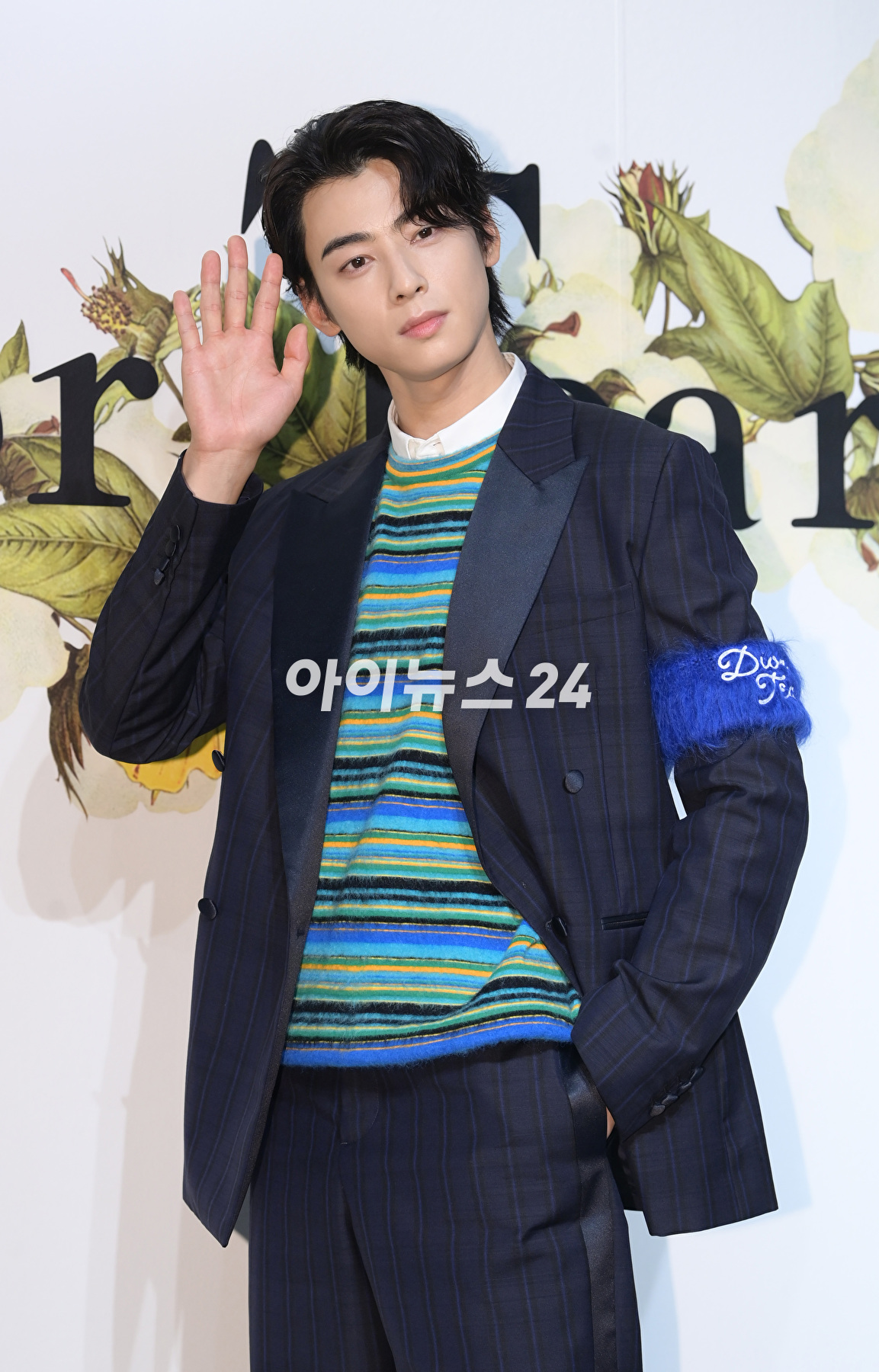 아스트로 차은우가 13일 오후 서울 성동구 성수동 한 스튜디오에서 열린 디올 맨즈 티얼즈 컬렉션 출시 팝업스토어 행사에 참석하고 있다. [사진=정소희 기자]