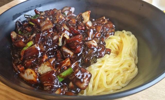 짜장면을 먹는 꿈, 무슨 의미일까? 꿈해몽 총정리!