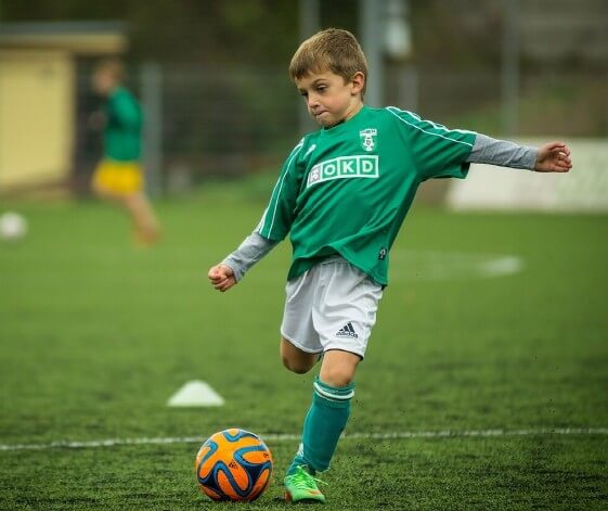 이런이가-축구공을-차고-있습니다.