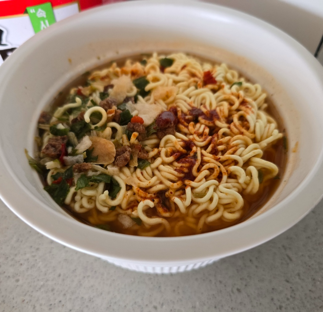 라면을 넣은 도자기컵라면용기