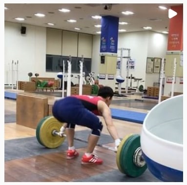 역기를 들어올리는 이병찬