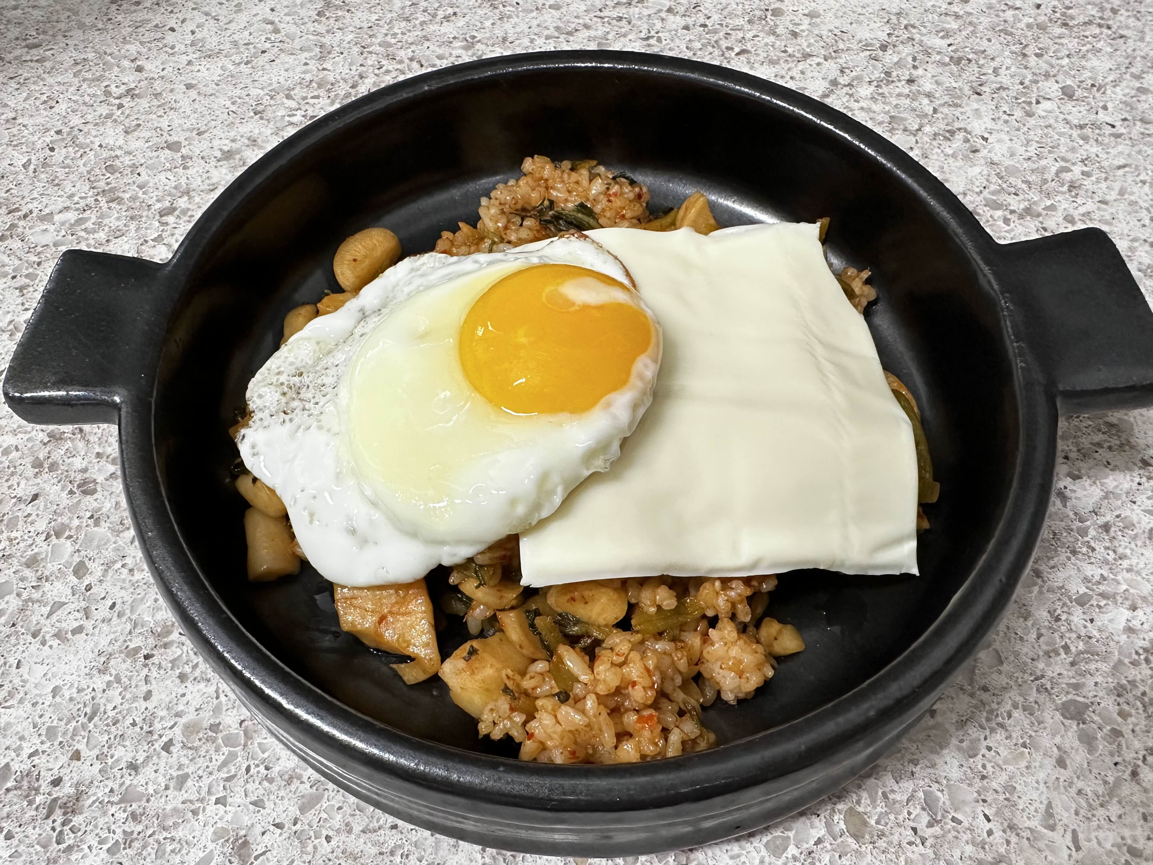 계란과-치즈가-올라-간-총각김치-볶음밥