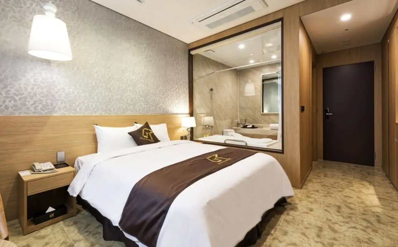 골드리버호텔-디럭스-더블-침실-욕조