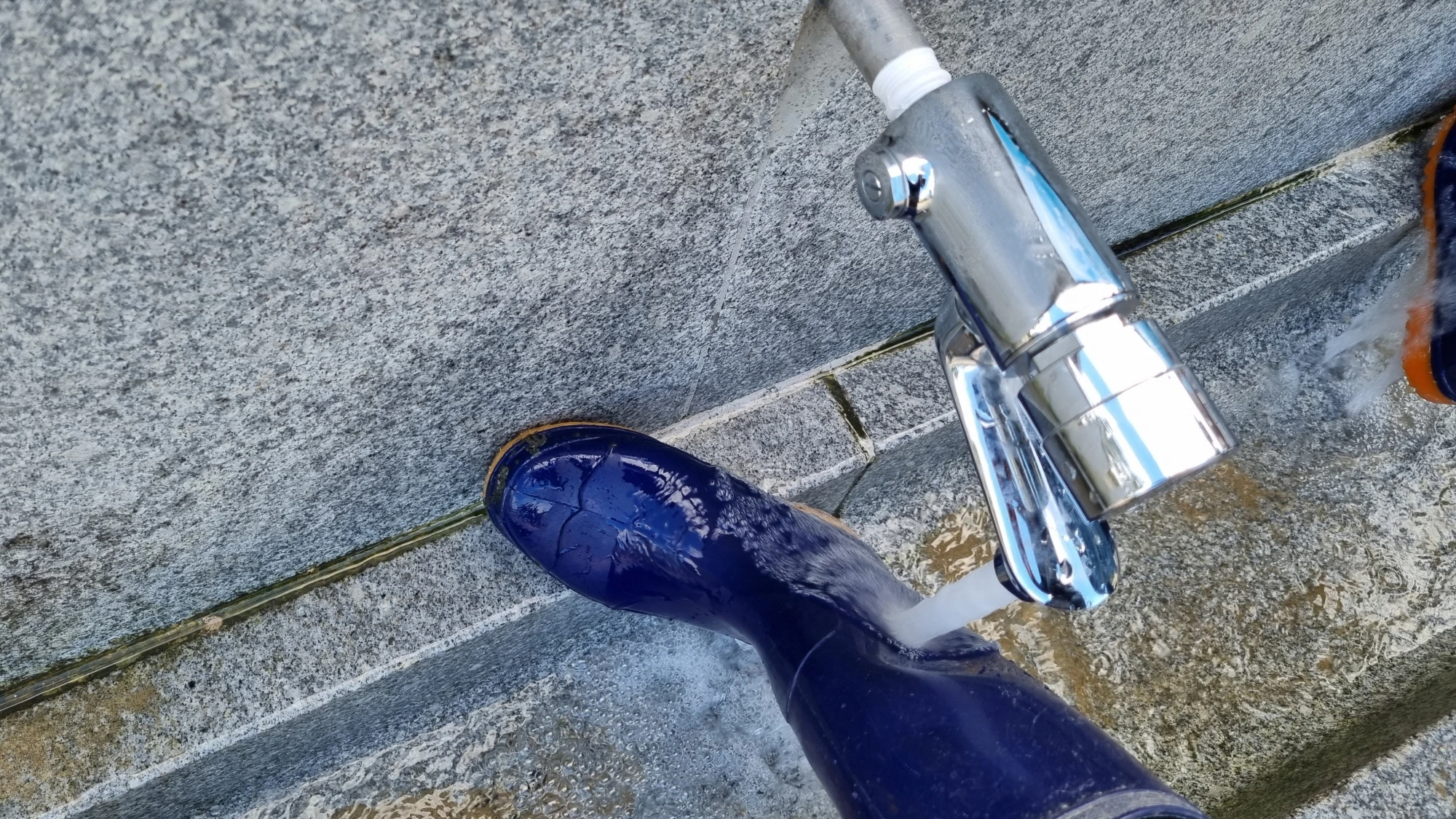 장화 씻는 모습