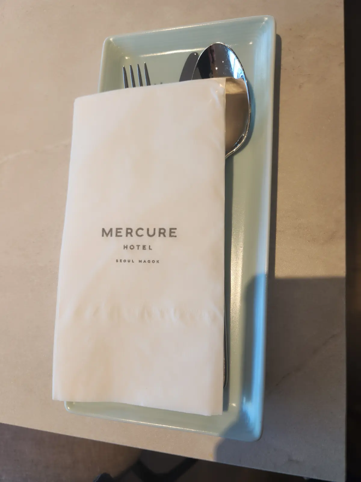 머큐어-호텔-뷔페-테이블-식기-세팅