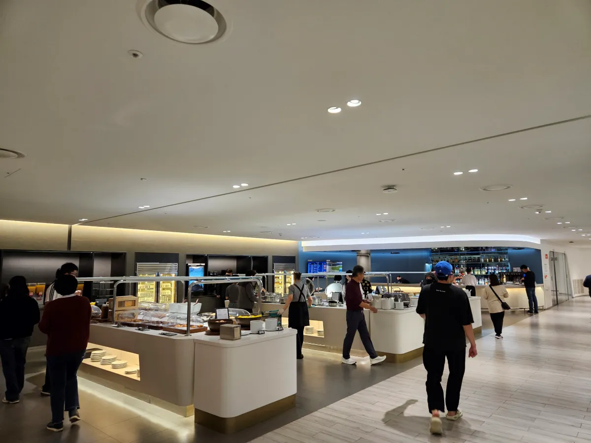 대한항공-라운지-음식-진열대-사람들