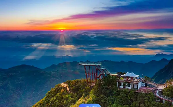 1520-전망대에서-바라본-울창한-삼림과-붉은-태양이-떠오르는-칠성산