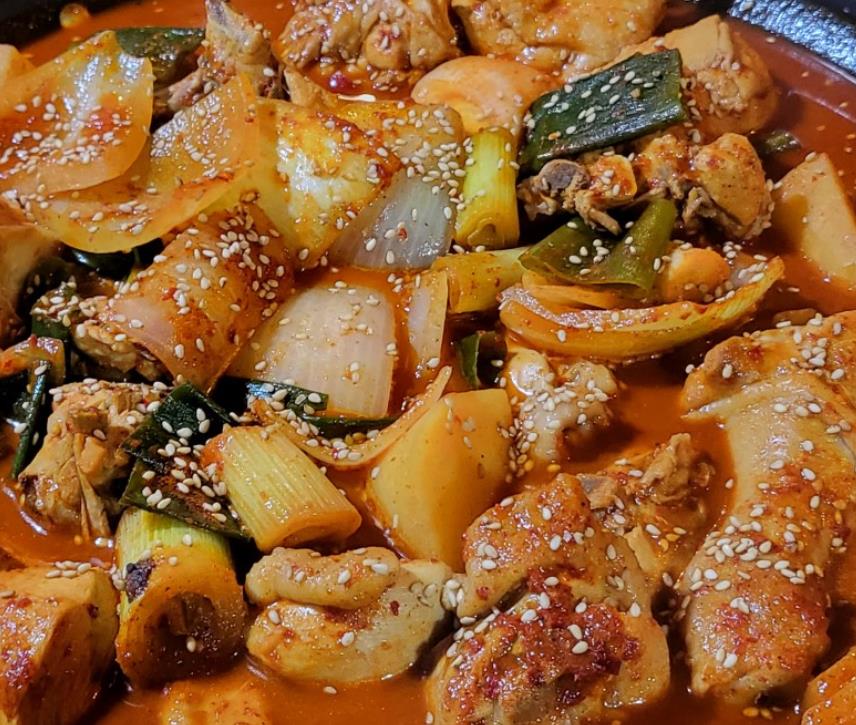통깨를 뿌린 6시내고향 용인중앙시장 닭볶음탕