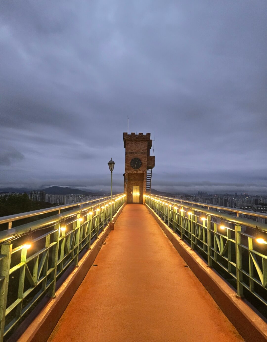 인코스로 가는 시계탑