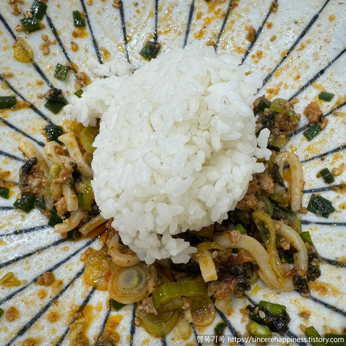 쫄깃한 면을 다 건져 먹고 남은 특제 마제소바 양념에 흰쌀밥을 비벼 먹는 모습