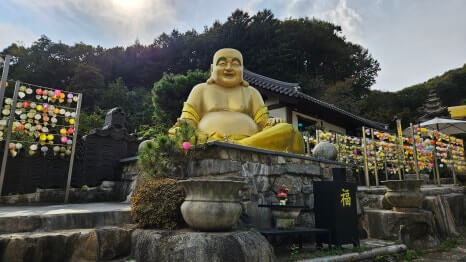 용인 와우정사 : 세계 불교 문화가 공존하는 이색 사찰 공간 거대 불두와 와불이 전하는 평온
