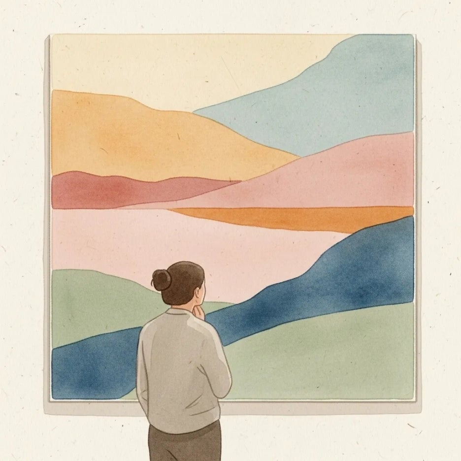 작품 앞에서 생각에 잠긴 관람객의 뒷모습.