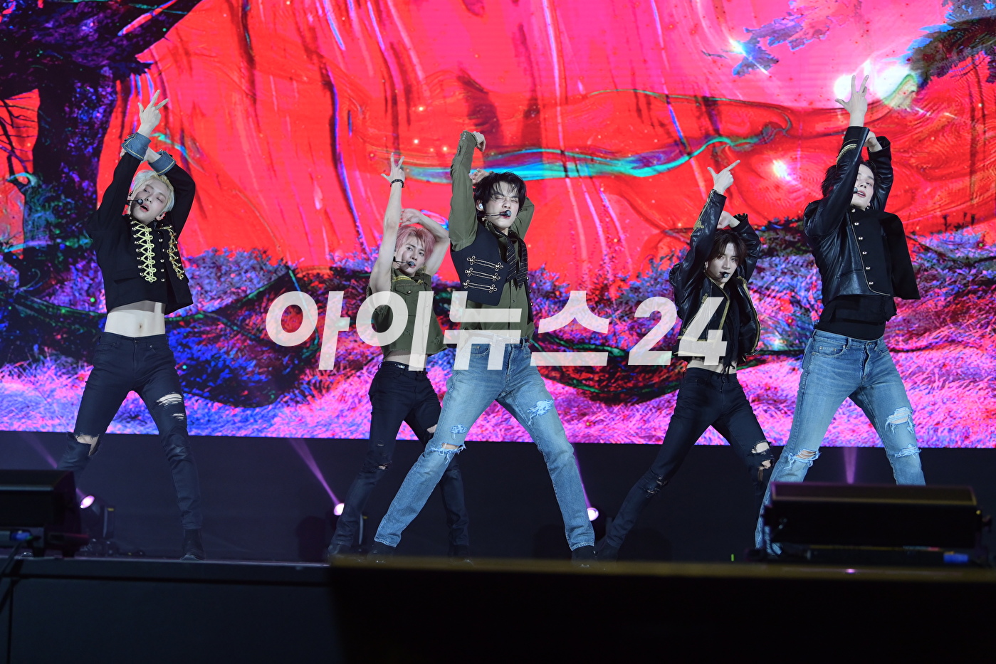 그룹 투모로우바이투게더가 26일 오후 서울 강남구 코엑스 오디토리움에서 열린 투모로우바이투게더(TOMORROW X TOGETHER, TXT) 미니 5집 '이름의 장: TEMPTATION' 발매 쇼케이스에서 타이틀곡 무대를 선보이고 있다. [사진=정소희 기자]