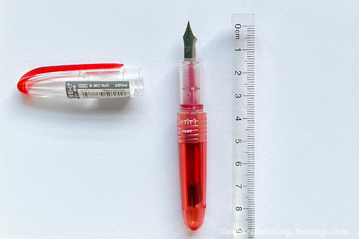 펜 몸체의 길이는 약 9cm