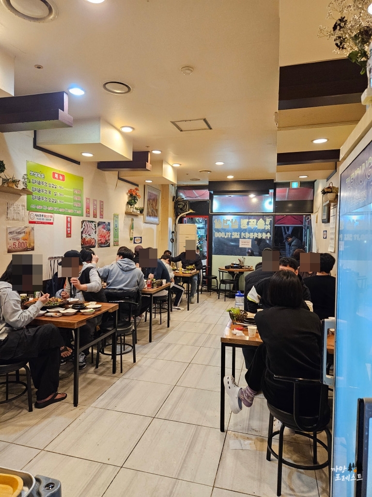 김치 솥뚜껑 삼겹살 매장 내부