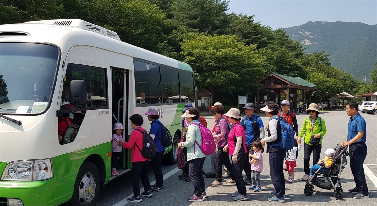 황매산 하단 주차장에서 셔틀버스를 타는 방문객들