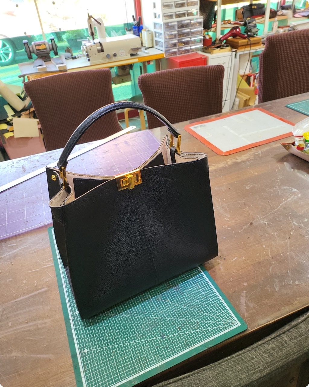 가방의 포인트는 장식