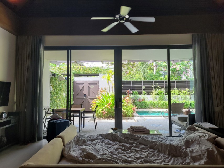 거실에서 바로 풀빌라 수영장이 보이는 구조