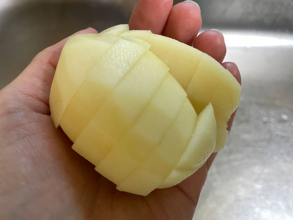 된장찌개 맛있게 끓이는 방법 - 감자는 잘라서 흐르는 물에 헹구기