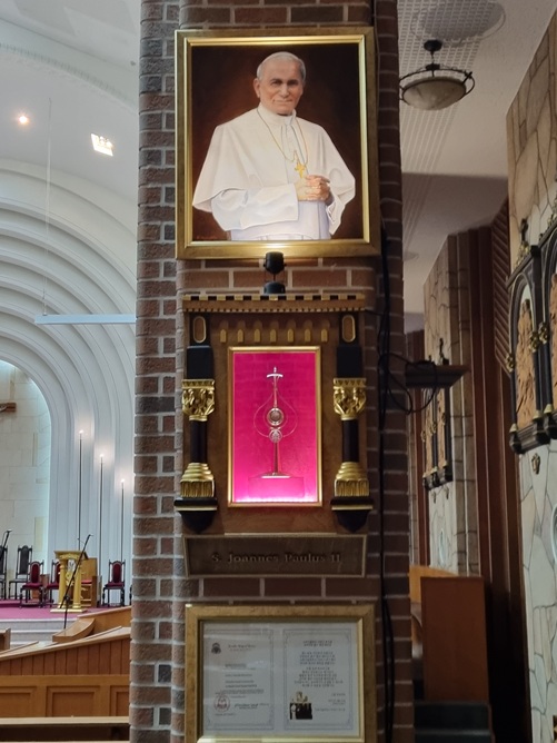 제주 주교좌 중앙성당은 교황 요한 바오로 2세의 혈액의 일부분을 캡슐에 담아 보관하여 신자들이 공경할 수 있도록 현시하고 있습니다.