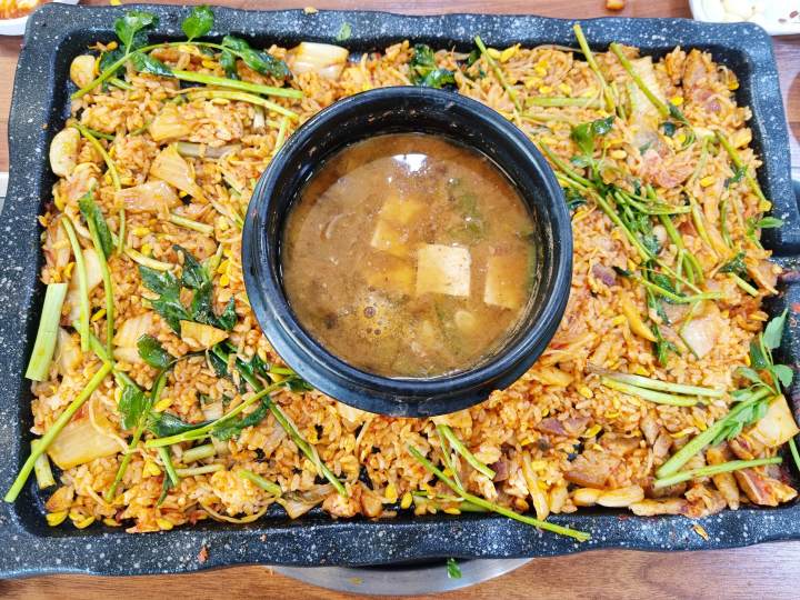 청도 맛집 추천 생방송투데이 입 안 가득 즐기는 봄의 맛 미나리 삼겹살 해물전 오늘방송 자족식당