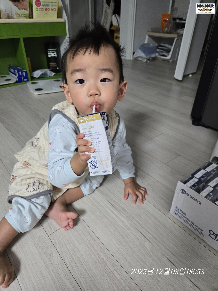 외출 시 아기 분유 수유하는 모습, 보온병 분유물