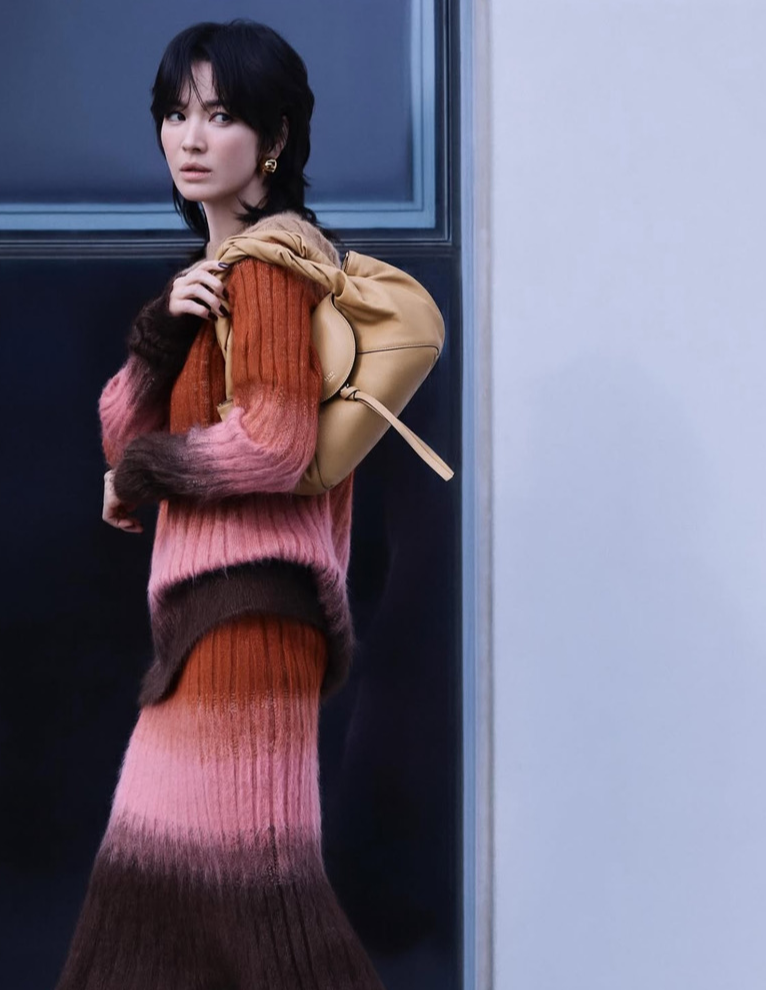 송혜교, 펜디 신상 스파이백으로 완성한 테토녀 스타일