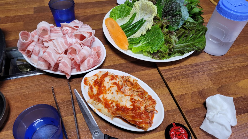 무영쌈밥 기본 상차림 쌈채소 고기 김치 구성