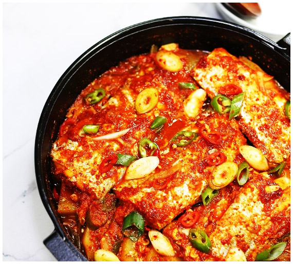 백종원의 노하우로 갈치조림을 요리하는 레시피와 과정이 담긴 이미지