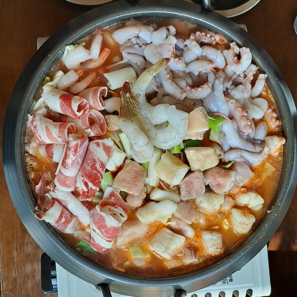 낙곱새 요리가 냄비에 담겨 있습니다.