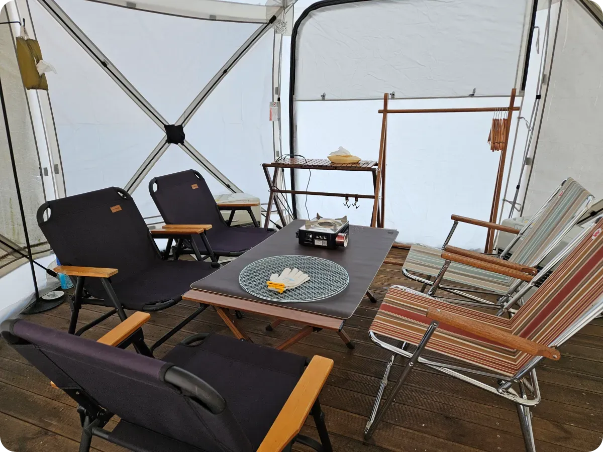 카페우즈-야외-글램핑-텐트안-캠핑용-테이블-의자들