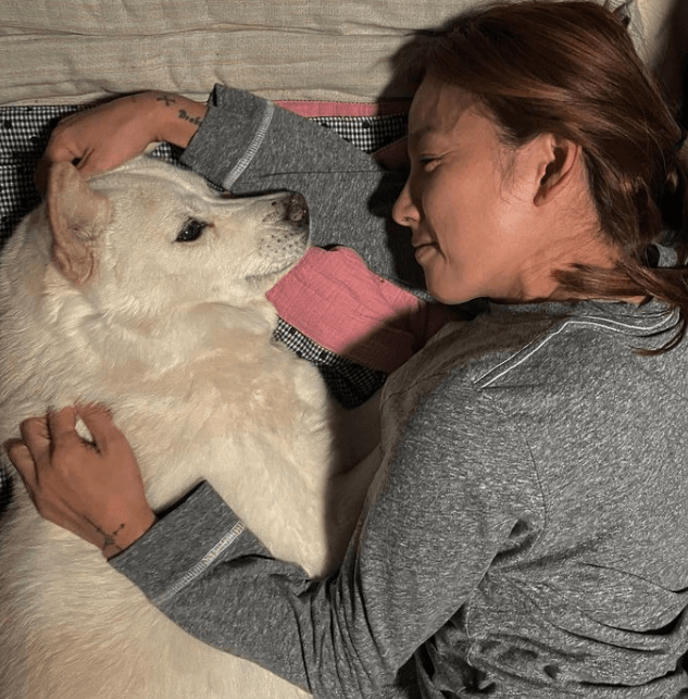 누워서-강아지와-마주보고-있는-이효리