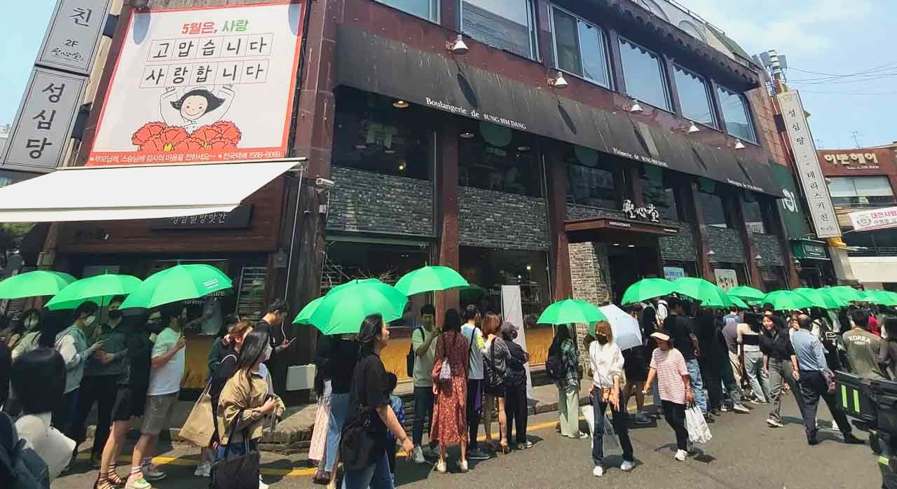 성심당 본점 앞에서 웨이팅을 하는 손님들의 모습. [ⓒ인스타그램 sungsimdang_mainstore]