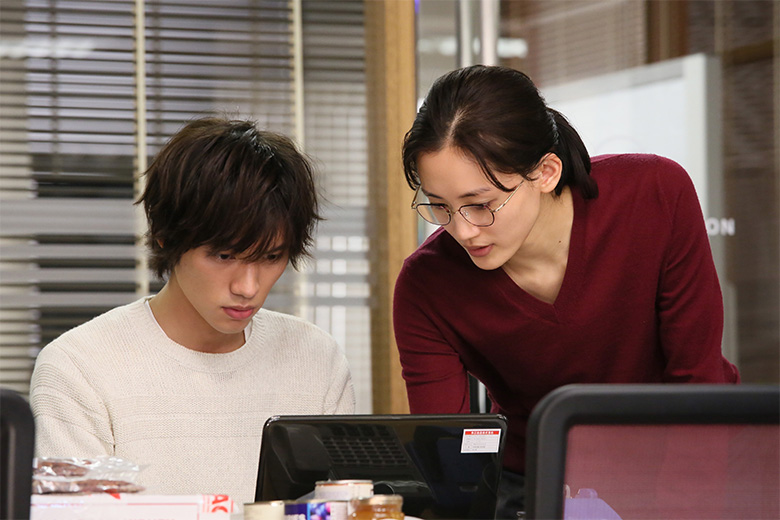 드라마속 주인공 남녀가 업무에 대해 이야기하고 있다