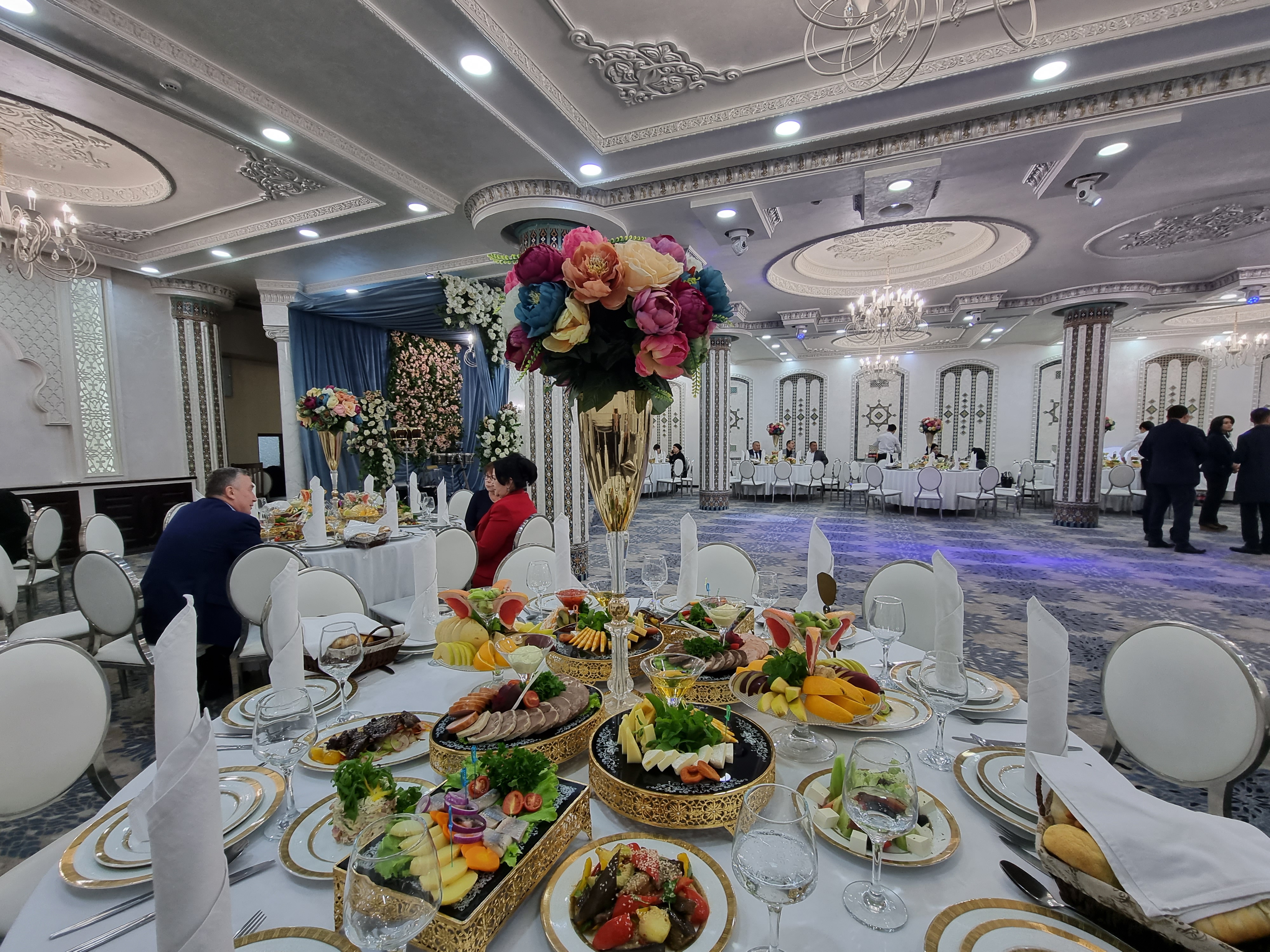 상다리 휘어지게 차려진 우즈벡 음식들