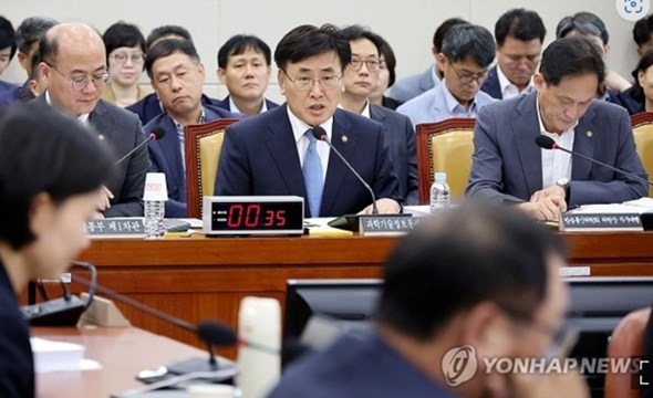 유상임과학기술정보통신부장관이 국정감사에서 발언하는 모습