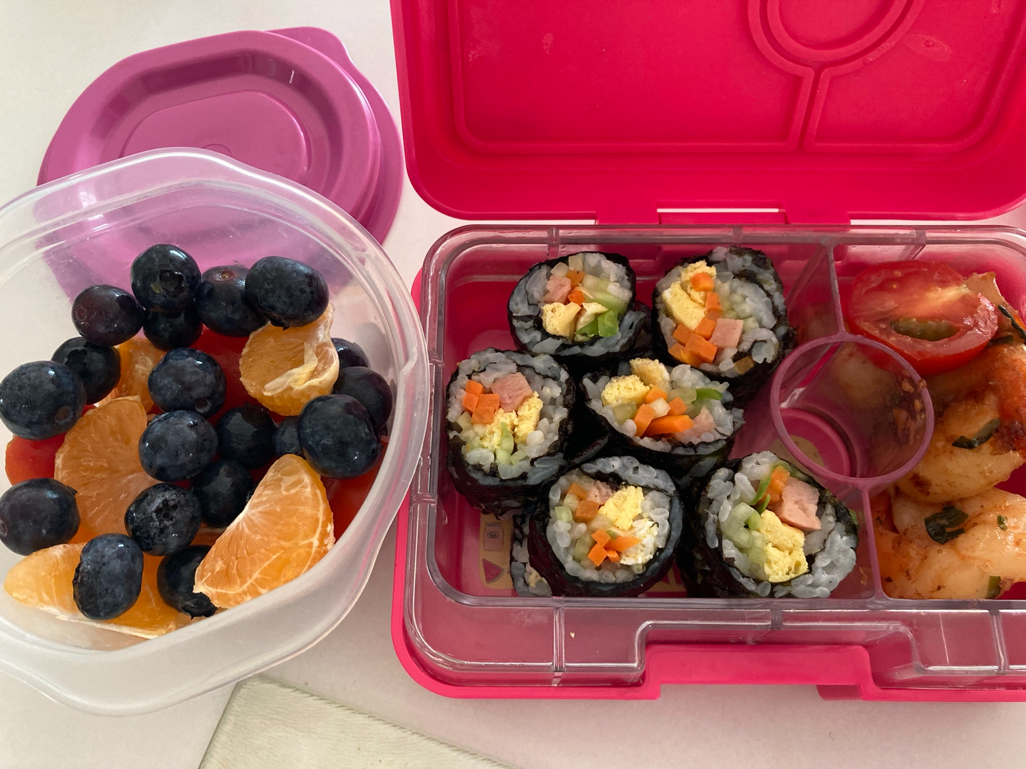 도시락통에담은김밥,토마토,새우볶음,각종과일
