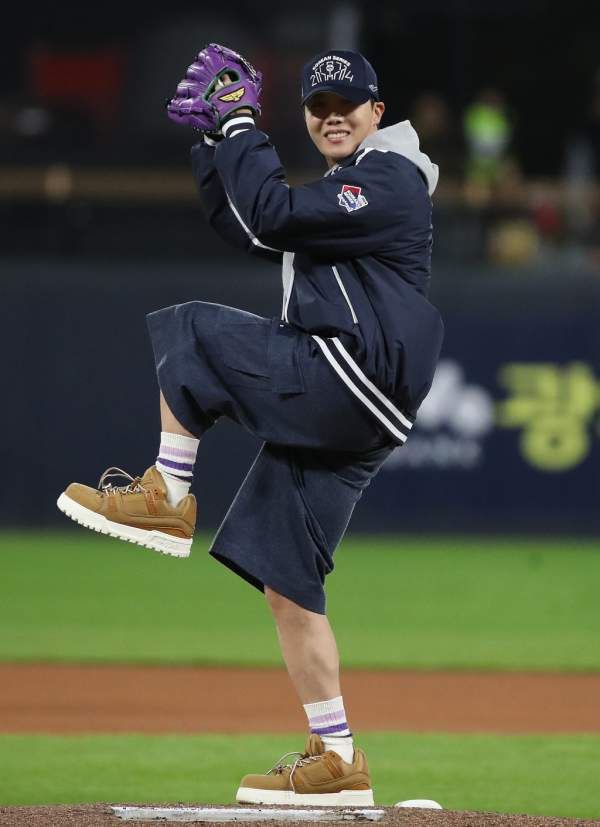 2024 KBO 한국시리즈 2차전 시구 BTS 제이홉