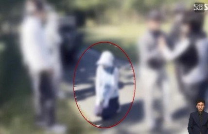 무릎꿇고 있는 캐디