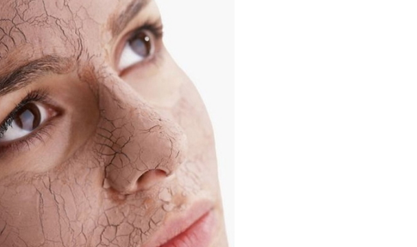 얼굴이-갈라진-여성