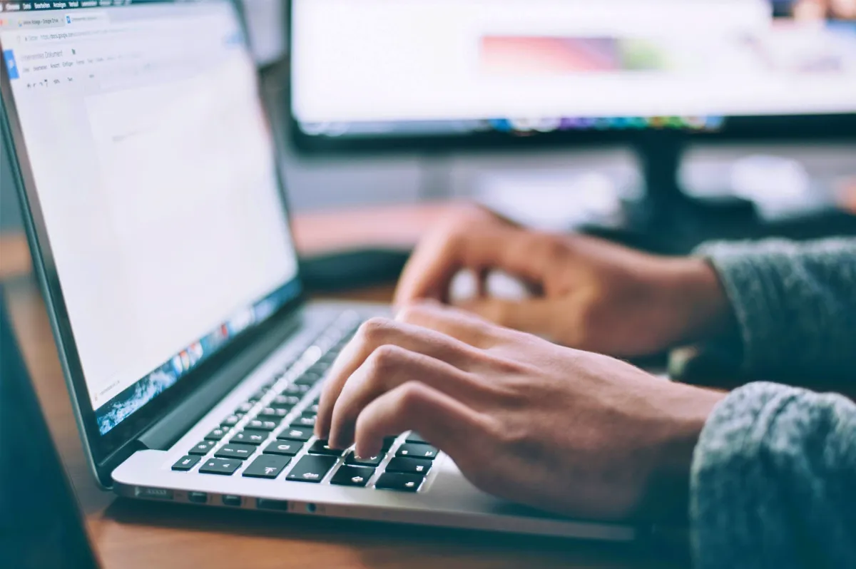 노트북으로-글쓰기를-하고있는-손-모습