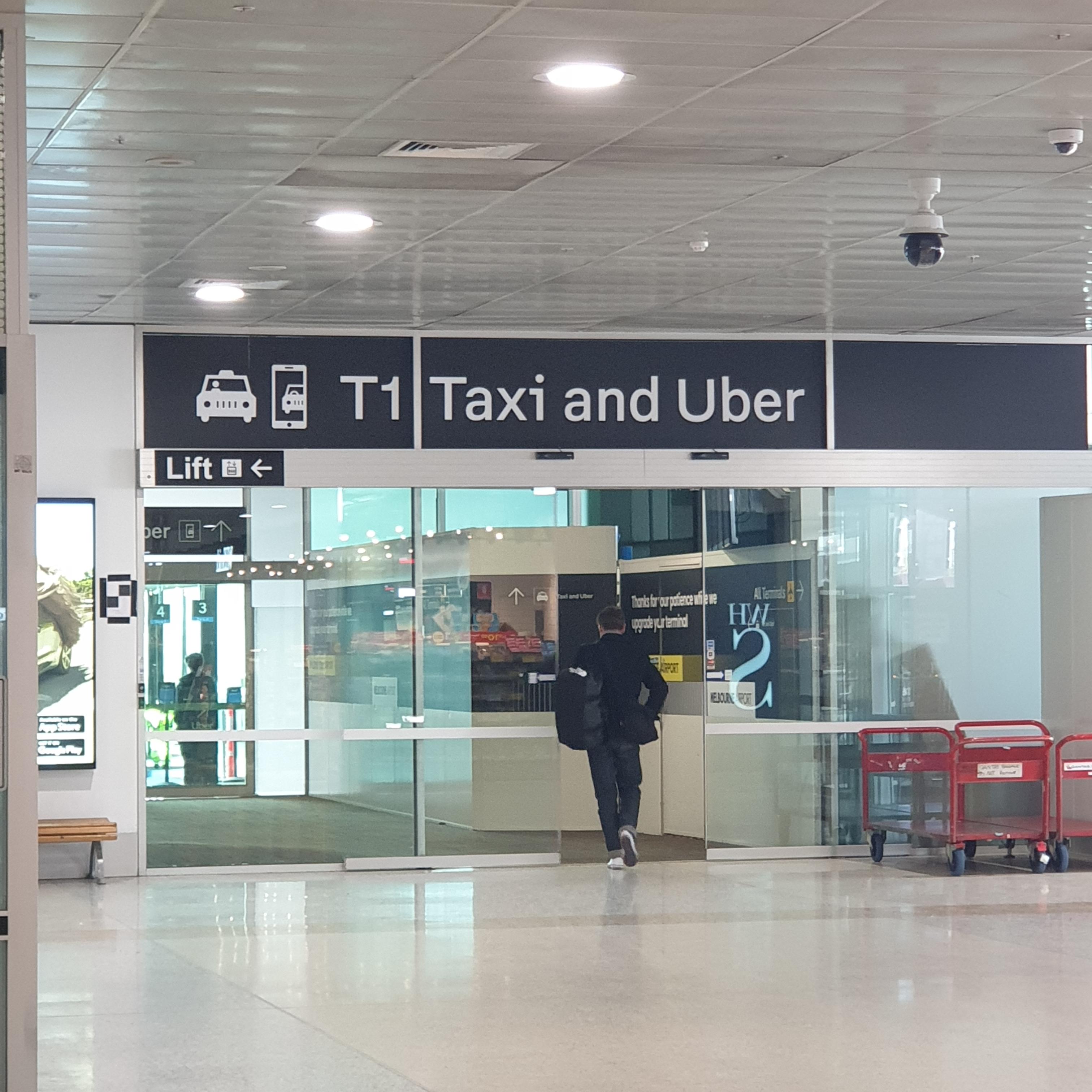 멜버른 호텔 vs 에어비앤, 도심 vs 로컬 선택 기준 그리고 공항 우버 이용법_우버존 안내판