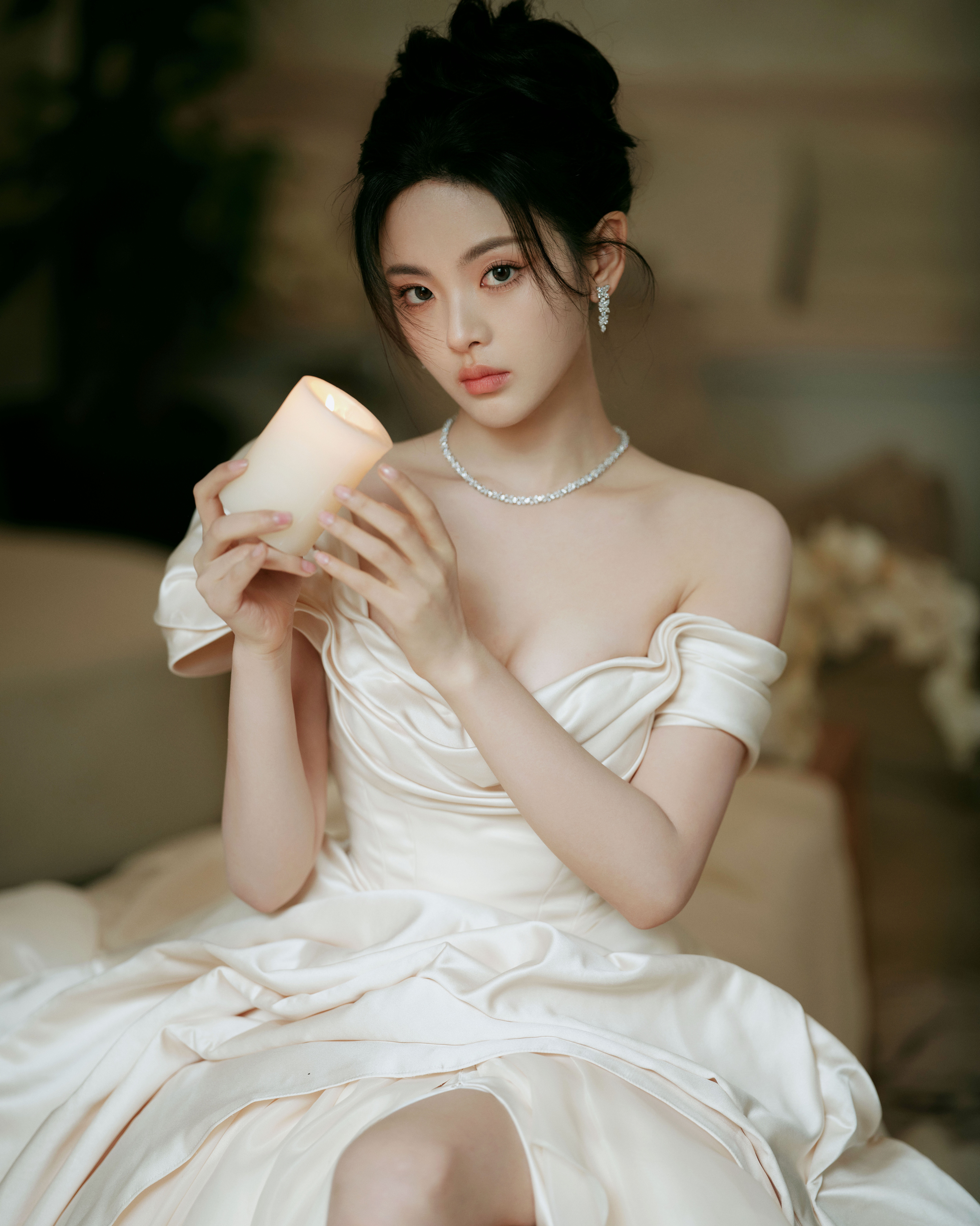 마치 녹은 캔들을 쏟아 붓기라도 할 듯이