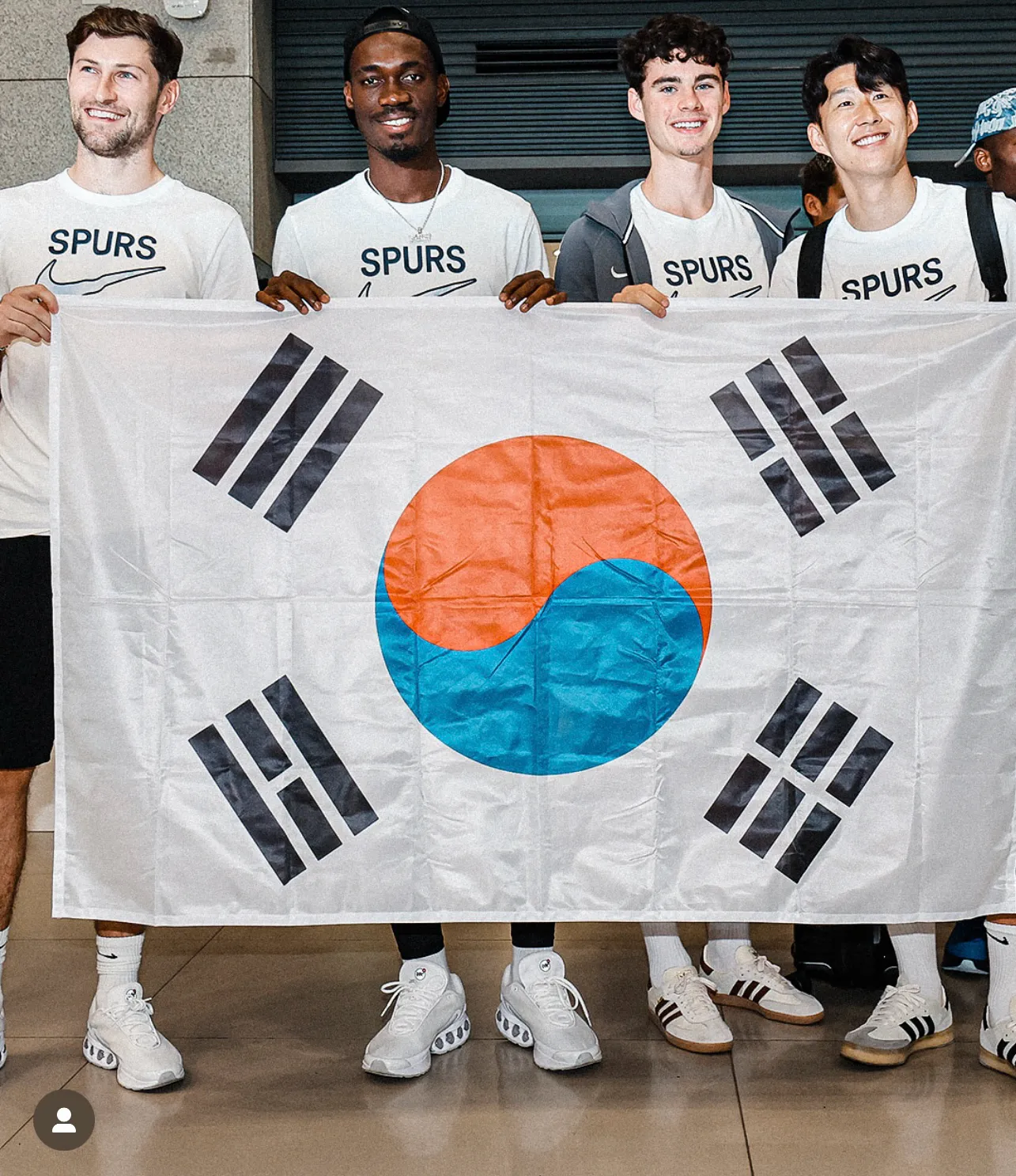 손흥민을 포함한 토트넘 선수단이 태극기를 들고 기념 촬영한 모습, 한국 방문 당시