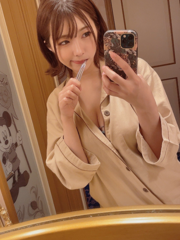 이빨을 닦는 츠바사 마이(Mai Tsubasa) 사진