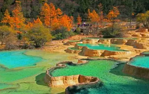 끝없이-펼쳐진-계단식-연못과-울긋불긋한-삼림이-어우러진-황룡-오채지