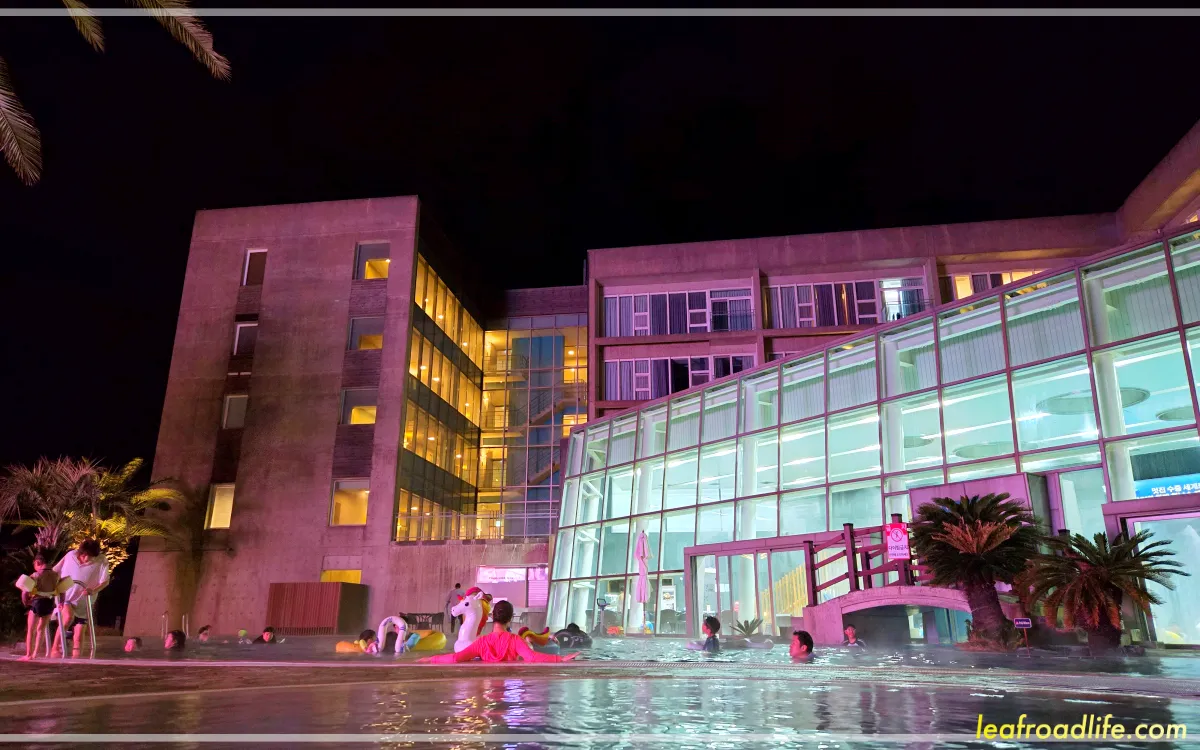 제주-휘닉스-아일랜드-사계절-실외수영장-건물-수영하는-사람들