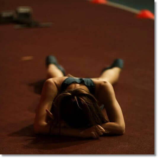 젖산증으로 탈진된 여성